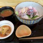 Uogashi Kappou Sen - 海鮮丼、あら汁、小鉢　１０００円