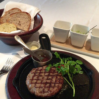 ザ・ステーキハウス - 厚みもなく、肉汁も無く、空気も入ってない、カッチカチ、カッサカサのハンバーグ！人生で食べた中で一番マズイ！こんなはずは無いと何度も確認したが水分が全く無い！(^-^)