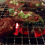 炭火焼肉ホルモン 青葉精肉店 - 厚切ねぎ塩上ロース & 牛タン