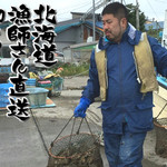Kakigoya Akkeshi Suisan - 豊田本店の川口漁師。北海道あっけしで牡蠣の修行をし現在はお店での接客と海とを行き来する見習い漁師が、豊田本店で、なまら旨い牡蠣を提供いたします。