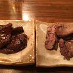 炭火焼ジビエ 焼山 - 2016年10月4日  左から鹿のモモ肉のタレ焼き、イノシシのバラ肉の塩焼き