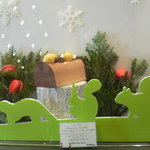 ピエール・エルメ・サロン・ド ・テ - 11月。クリスマスケーキのディスプレーになってました。