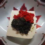 Minshuku Takatsue - 紫蘇と唐辛子の添えられた豆腐、山に囲まれたたかつえの味。