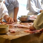 川豊 - お店の前で生きたうなぎを捌き、串を打ち焼き場で焼き上げています。