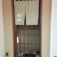 はも・天然ふぐ 銀座 福和 - ７階でエレベーターを降りると、玄関があります