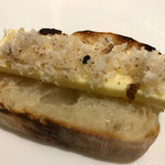 bb9 - 自家製パンと自家製バター。上には胡桃。