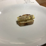 bb9 - 自家製パンと自家製バター。上には胡桃。