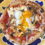 メルカティーノ デル クオーレ - ツナとキノコと半熟卵のピザ オスカイオーラ