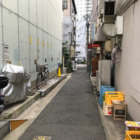 bb9 - お店前の通り。