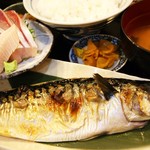 Set lunch set of salt-grilled mackerel and yellowtail sashimi