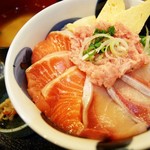 Tricolor bowl of yellowtail, salmon, and green onion