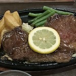 デリシャス - ステーキは子供らの定番メニュー注文を受けてからカットする美味しい法則と約束がある