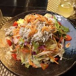 炭火焼鳥あずま - 桜えびとシラスのサラダ　2016.9再訪