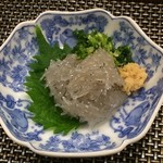 寿司職人 びる川 - 酒の肴 ； 生シラス