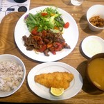 ５５食堂 - 牛のトマト炒め定食　オープン記念のアジフライサービス