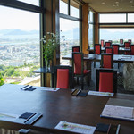 Ganyuu Tei - 一面ガラス貼りのテーブル席は美しい景色を堪能できるおすすめ席。