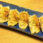 素人料理のぶ - 餡を皮で包むところから始まる手作り餃子