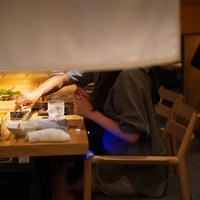 肉亭ふたご iki 新宿店 - 半個室な席だったけど、ちょうど目線が遮られる