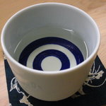 萬み高橋 - 酒はでかい湯呑茶碗に注がれてー