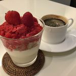 パティスリー・サダハル・アオキ・パリ - カキゴオリ ローズ エ フレーズとコーヒー