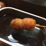 串虎 - トマト豚肉巻き を ソ－ス に 浸して