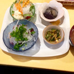 アリクイ食堂 - かつおのタタキ定食(¥980)のおかず
            かつおは見た目以上にたっぷり量があった。