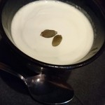 印度料理シタール - マサラチャイプリン♪
      チャイ独特の風味や香りの生きた味!!
      ベースのチャイプリンは甘く無いものに
      上のクリーム部分に甘さを加えバランスをとっているので見た目よりアッサリ食べられます!!(*^ｰﾟ)