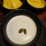 印度料理シタール - デザートミッキー(笑)
      セットのマンゴームースと
      マサラチャイプリン♪
      シタールの楽しみはデザートにもあります!!