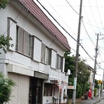 印度料理シタール - お店の入り口の左側にウェイティングルームがあります。ここは以前違うお店(喫茶店)がありましたが～なくなってから待合室になりました(お心遣いが嬉しいですね)