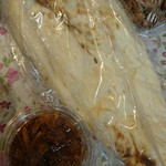 印度料理シタール - 奥からタンドーリチキン、ナン、マンゴーチャツネ。