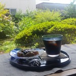 古民家 久米邸 - 涼しげで美味しかった「特製の黒糖くずもち 珈琲付き (700円)」