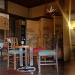 古民家 久米邸 - テーブル席も用意されています