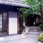 古民家 久米邸 - 敷地内に入って、奥の方の母屋がカフェになってます