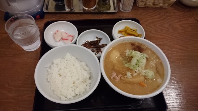 メニューは豚汁定食だけ でも できるもんなら何でも作るよ という営業方針ではありません By Schnitzel 吉田とん汁店 東大前 定食 食堂 食べログ