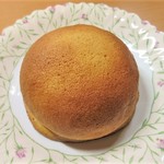 パン家アストレア - 【2016.8.11】満月(180円)は、ほんのり甘いアーモンド風味のカステラ生地のパンです。