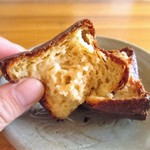 パン家アストレア - [カヌレ]どっしりとしたフレンチクルーラーのような食感。