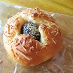 パン家アストレア - 【2016.9.23】まるごと栗あんぱん(180円)。秋を感じる商品です。