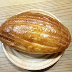 パン家アストレア - 【2016.10.3】CACAO(180円)カカオの実の形をした、チョコクリームと粒アーモンドを包んだ菓子パンです。