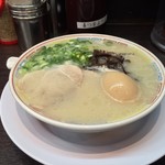 元祖 名島亭 - ラー博は俺の社員食堂。  築炉釜出しとんこつラーメソ！  トッピング無料券をいただいたので、味玉♡  今日はベタカタで。あっさりなれど旨味しっかり。
