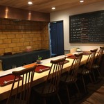 酒肴 コブ - 1階カウンター席。お料理をつくっている姿を見ながらお食事をお楽しみいただけます。