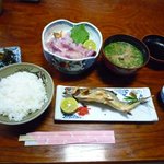 Koi Tori Maashan - 鯉のアライ、コイコク、鮎の塩焼きのついた定食です。