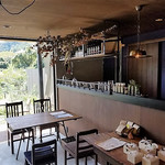 デデカフェ - 大きな窓から木々や草花の緑が飛び込んでくる素敵空間♡