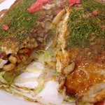 広島風お好み焼 くいしん坊 - ホルモンうどんを、玉子と生地でまとめただけ。