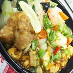 六甲苑 - お昼のお弁当（麻婆豆腐、唐揚げ、八宝菜、ボリュームたっぷりで500円）