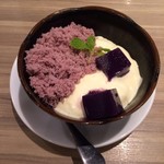 デニーズ - 紫芋と黒ごまのティラミス風。
            税抜499円。
            うまし。