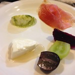 山猫軒 - 水牛のモッラレラとドラゴンフルーツ、シャインマスカット、ナガノパープルとともに