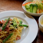 Livingston Cafe - ベーコンと緑野菜のクリームパスタ