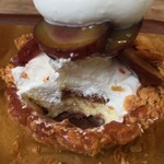 パティシエ エス コヤマ - 渋皮栗のクリームパイ
      パイの断面は･･･
      上から生クリーム
      チョコスポンジ
      カスタードクリーム
      チョコクリーム
      その上には渋皮栗
      トップにはホイップクリーム
      ベースがパイ生地
      なんと7層だ！