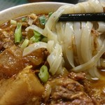 九記牛腩 - 咖哩牛筋腩河粉　麺アップ