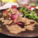 にくの匠 三芳 - ｼｬﾄｰﾌﾞﾘｱﾝをすき焼き風のﾌｫｱｸﾞﾗに巻いて、秋のﾄﾘｭﾌ。8種類のｻﾗﾀﾞ。